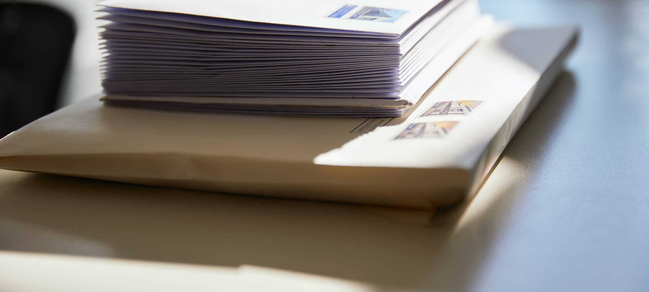 Lettere affrancate in un ufficio di un’amministrazione comunale  