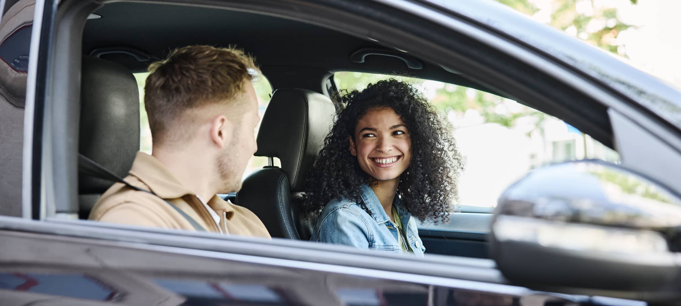 Mann und Frau diskutieren in einem Auto 