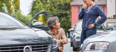 Protezione giuridica in materia di circolazione stradale: Un uomo e una donna discutono dopo un danno da parcheggio 