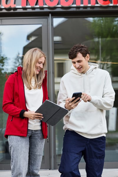 Collaboratori a colloquio davanti a uno stabile della Mobiliare