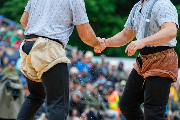 Zwei Schwinger machen einen Handschlag beim ESAF 