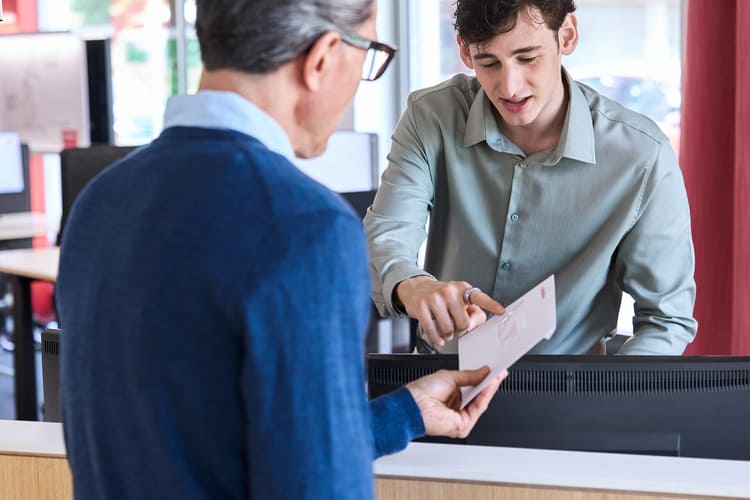 Il cliente consegna una lettera a uno sportello