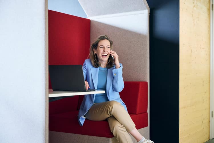 Une femme clarifie sa question juridique par téléphone avec JurLine