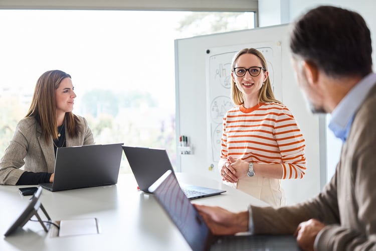 Mitarbeitende der Protekta bei einem Meeting