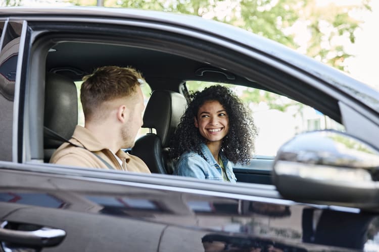 L’uomo e la donna discutono in un’auto 