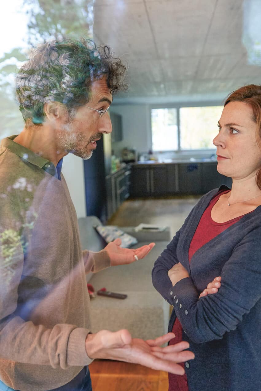 Protezione giuridica per famiglie: Coppia litiga in soggiorno 