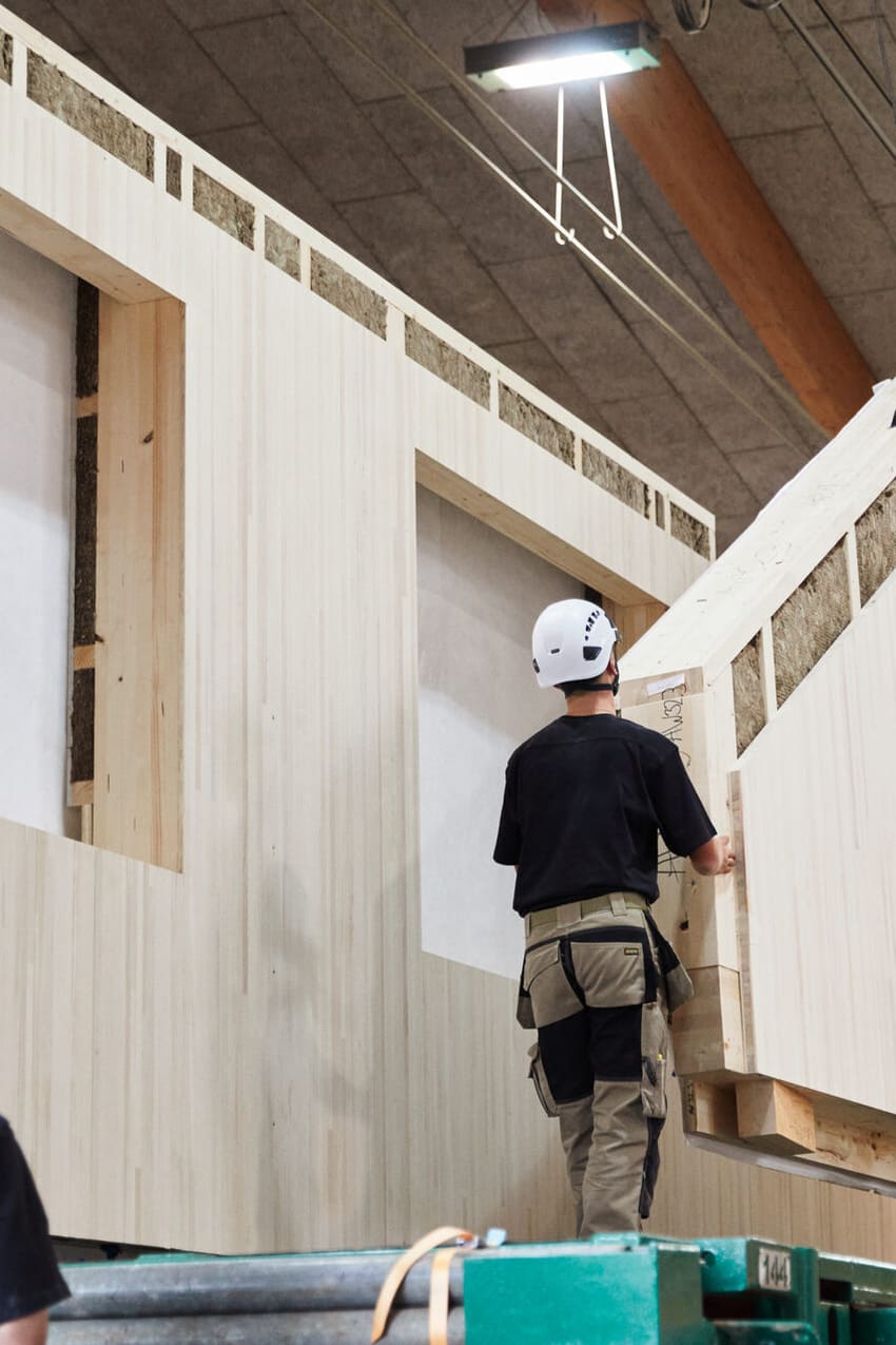 Rechtsschutz für Unternehmen: Zwei Arbeiter bei der Vorfabrikation eines Elementbaus aus Holz