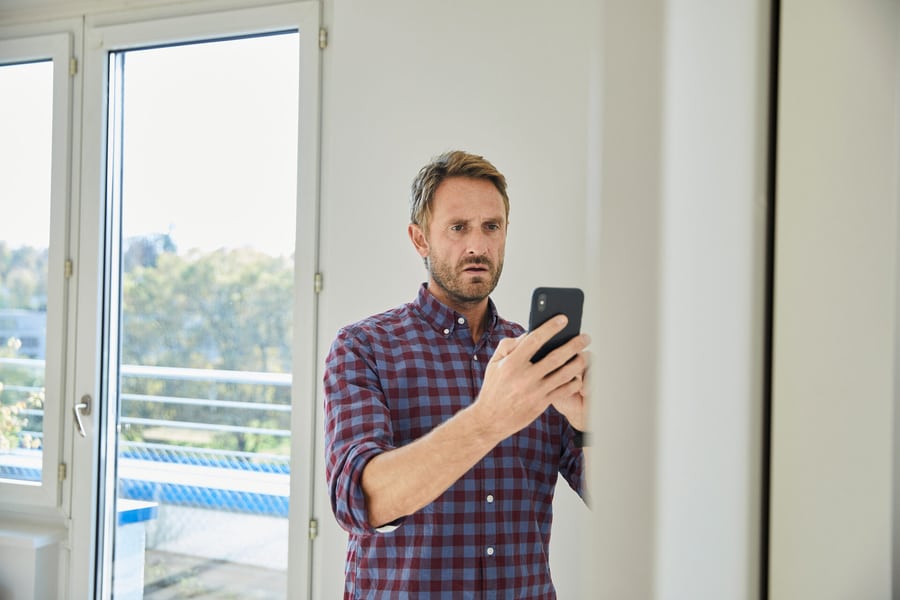 Un homme photographie un dommage dans un appartement loué