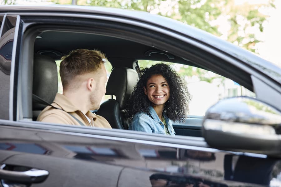 Mann und Frau diskutieren in einem Auto 